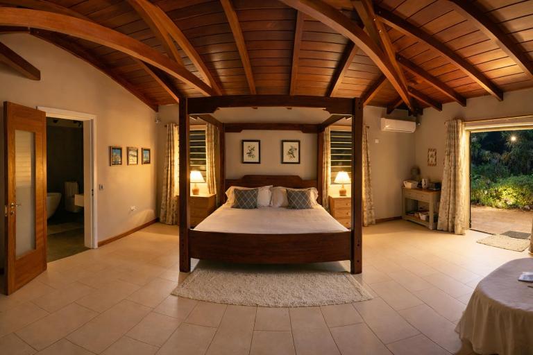 Cinnamon Room Four-Poster Bed, Freestanding Bath, Walk-In Shower & Infinity Pool - Ferienwohnung Cap Malheureux