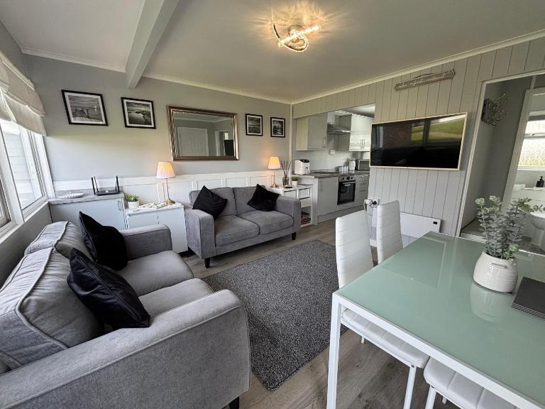 169 - Two bed Chalet on Sunbeach Holiday Park - Sleeps 5, pet friendly, FREE pool and entertainment passes included - plus WiFi, bed linen and towels included 300m from the beach! - B&B Great Yarmouth