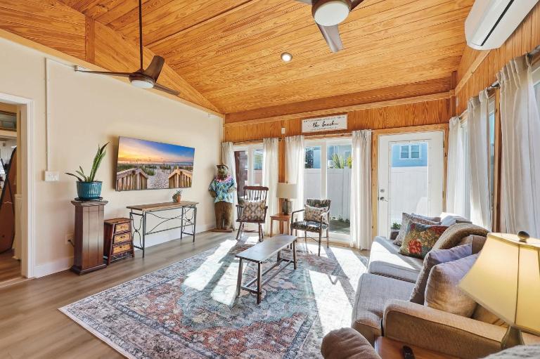Sunny Beach Bungalow Pet Friendly Near Beach - Chambres d'hôtes Myrtle Beach