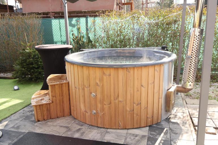 Relax dům s koupacím sudem a grilem Plzeň - B&B Radčice