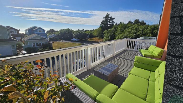 Sunkissed 3BR beach getaway - dog-friendly fenced yard, firepit, glimpse ocean views, near beach access, sleeps 8 - B&B Pacific Beach