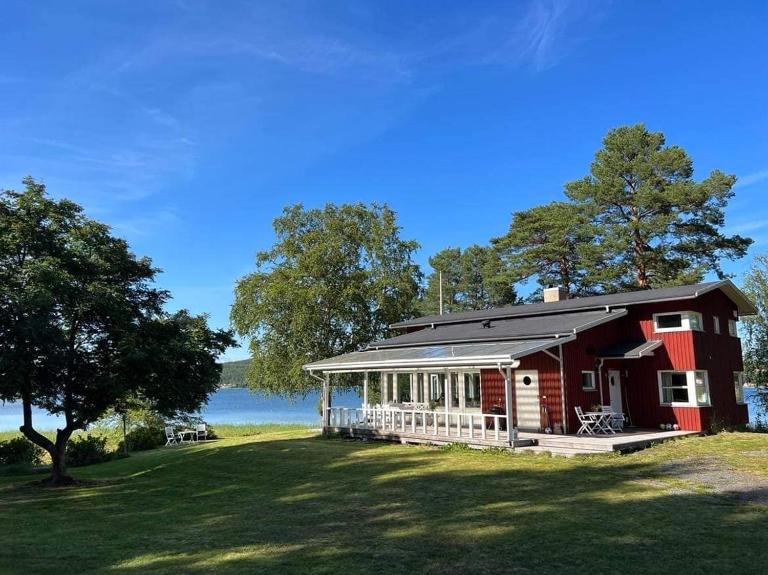 Waterfront Paradise, High Coast, Northern Sweden - B&B Domsjö