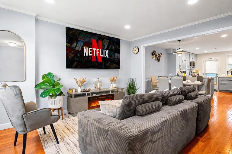 Modern 4BR Getaway 3 Min to OldTown Walk to Metro - Bed and Breakfast Alexandria