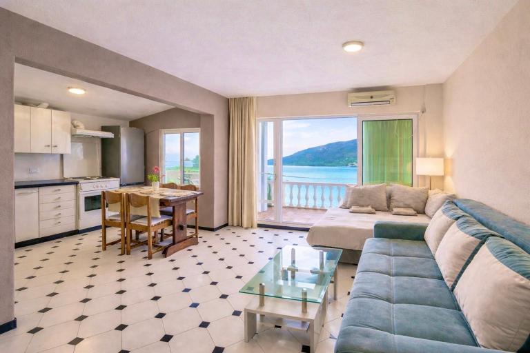 First Line Beachfront Apartment Sea View Terrace free wifi - B&B Herceg Novi