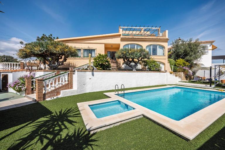 Villa Garden with Pool, Billiard, BBQ & Fireplace - B&B Vélez-Málaga