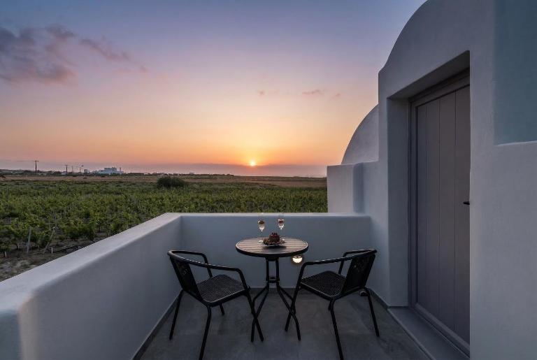 MelivOia - Sunset Jacuzzi Villas - Chambres d'hôtes Foinikiá