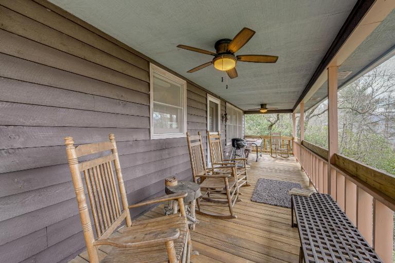 Family Lake Days! Mtn-View Cabin in Hiawassee - B&B Hiawassee