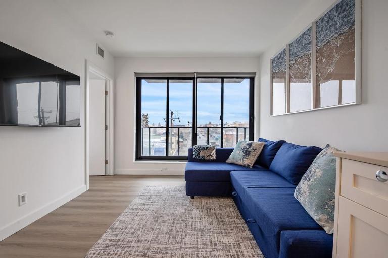 Exquisite 2 Bed Condo near DT Core WFree Parking - B&B Calgary