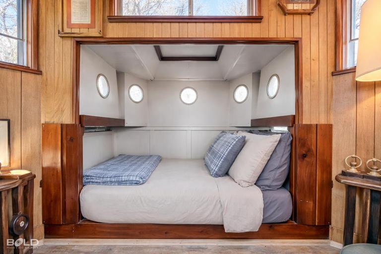 Shipwreck with upper deck, Dock Access, Kayaks - B&B Karnack