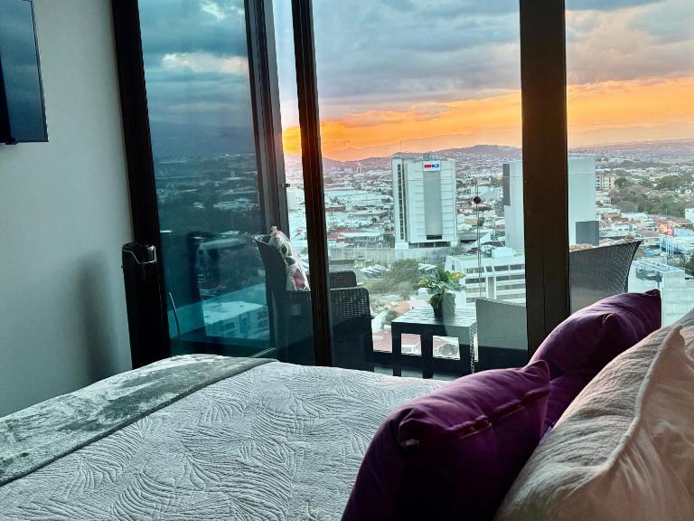 Amazing views SJO, Cozy, Equipped. 24/7 Concierge - Chambres d'hôtes San José