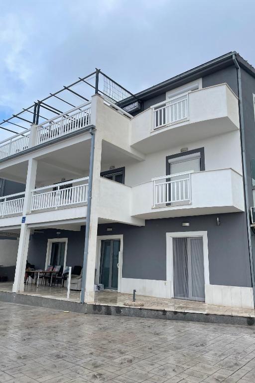 Apartments with hot tub Stanici, Omis - 25362 - B&B Omiš