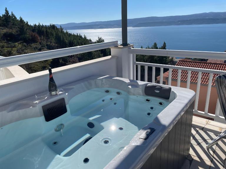 Apartments with hot tub Stanici, Omis - 25362 - Ferienwohnung Omiš