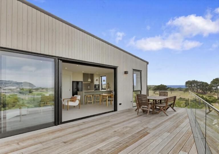 New modern home with ocean and golf course views - B&B Dunedin
