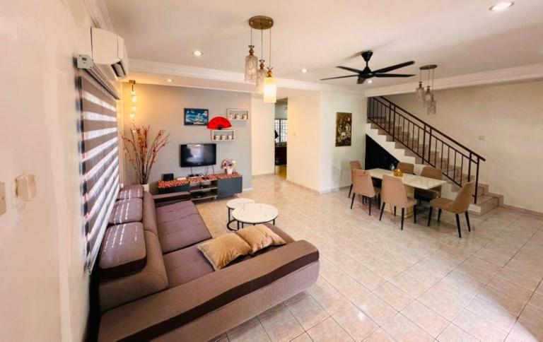 Sri Pulai Seremban Comfort Home 4R3B 芙蓉市中心舒适民宿 4房3卫 - B&B Seremban