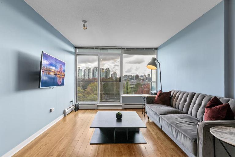 Spacious Downtown 1BR with Air Conditioning Pool Gym Free Parking - Chambres d'hôtes Vancouver