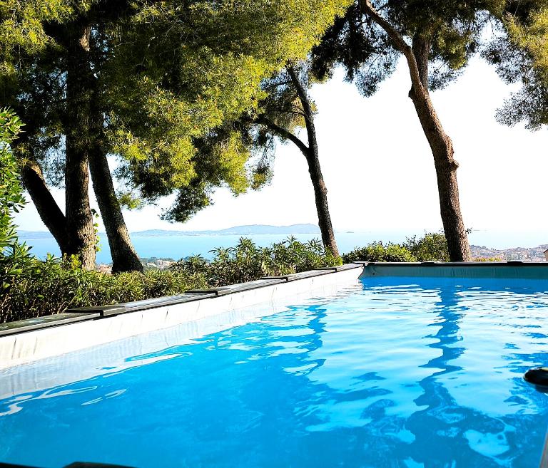Villa "Pins d'Azur" Vue mer, Piscine et Jacuzzi - B&B Carqueiranne