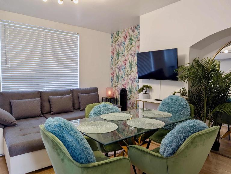 Modern 4-Bedroom Flat in RM9 Ideal for Groups - B&B Londra