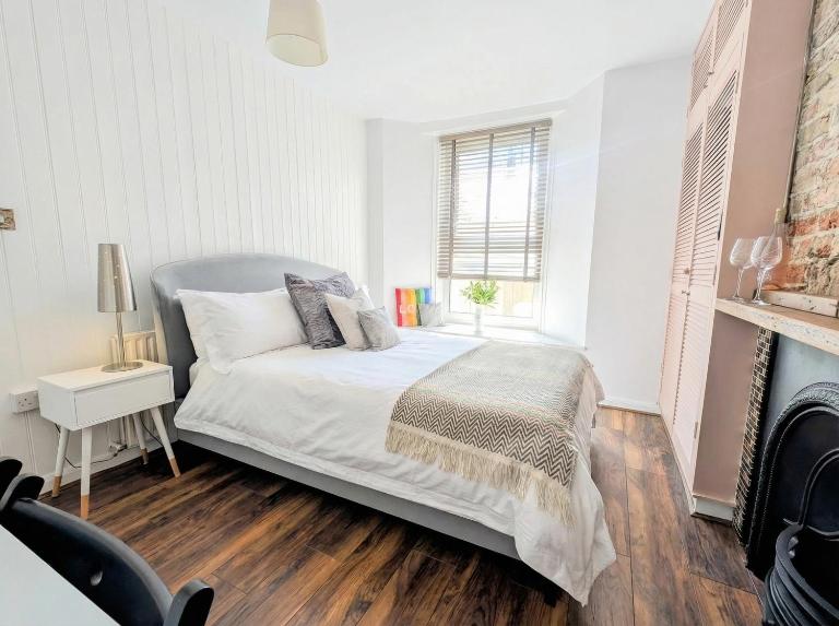 Sunny Homestay Room, 10 Mins North Laine, 6 Mins Station - B&B Brighton