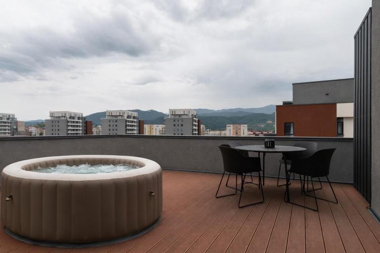 Skylark - Tokyo Penthouse with Jacuzzi, Movie Theater & Panoramic View - B&B Braşov