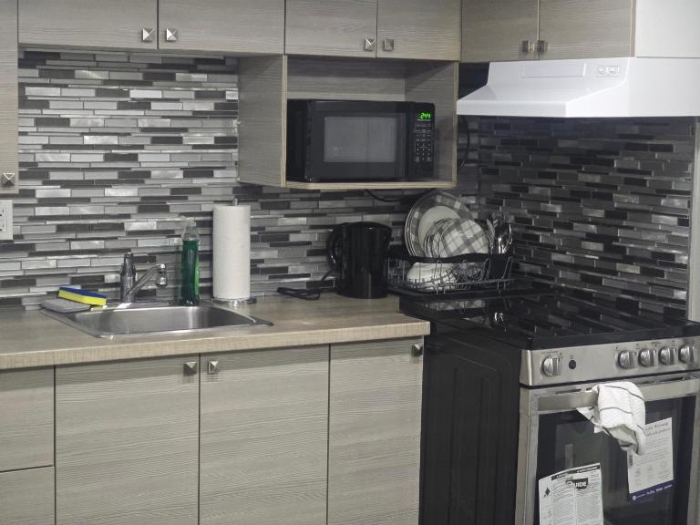 Comfortable Stay Evanston NW - Near YYC Airport, Highways, Shopping & Parks - B&B Calgary
