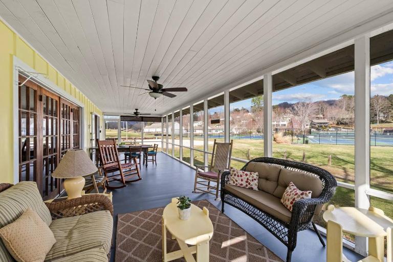 Walk to Shackford Hall • Sleeps 9 • Lake Porch - Ferienwohnung Lake Junaluska