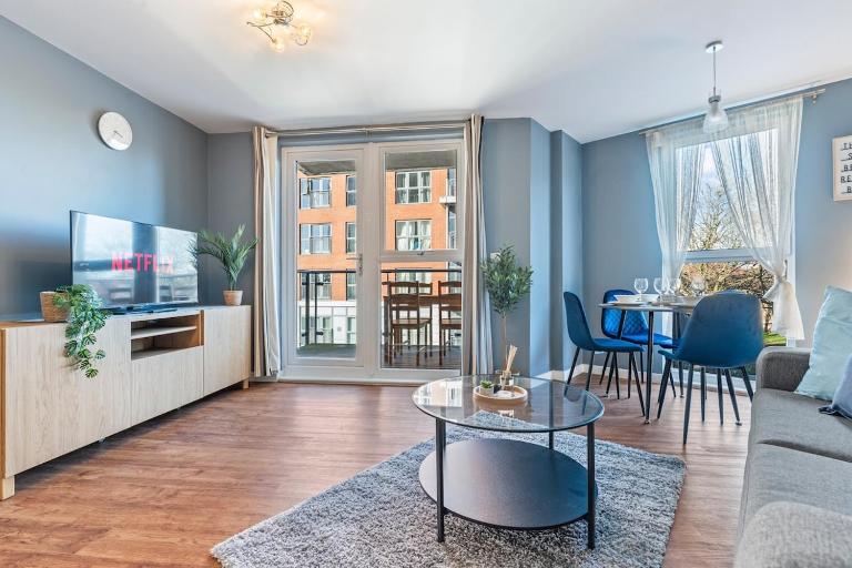 #133 Modern Apartment Steps from Brindley place- sleeps 4 - Perfect for business travelers and small families - Free parking - Bed and Breakfast Birmingham