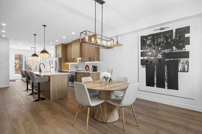 Stunning 3BR Luxury Home Downtown Views - Chambres d'hôtes Calgary