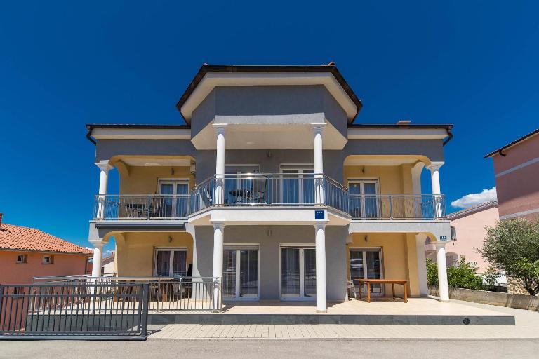 Apartment Dea 3 Spacious Lower-Level Apartment - B&B Crikvenica