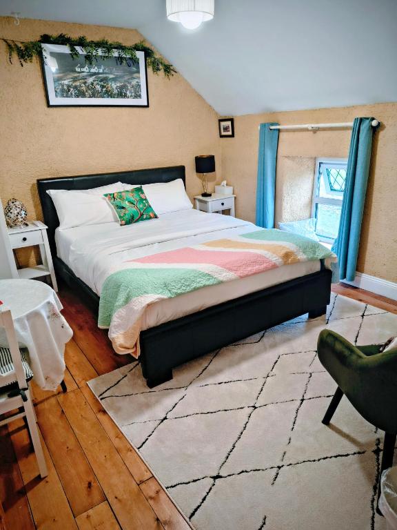 Comfy Bedroom and Private Bathroom on the Top Floor of a Home Stay -10 mins walk to the center - Off street parking - B&B Cork
