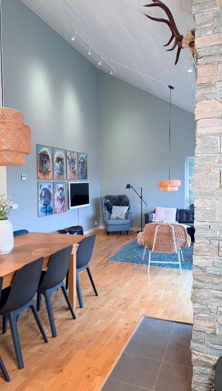Modern mountain cabin offering breathtaking views and serene surroundings - Ferienwohnung Sysslebäck