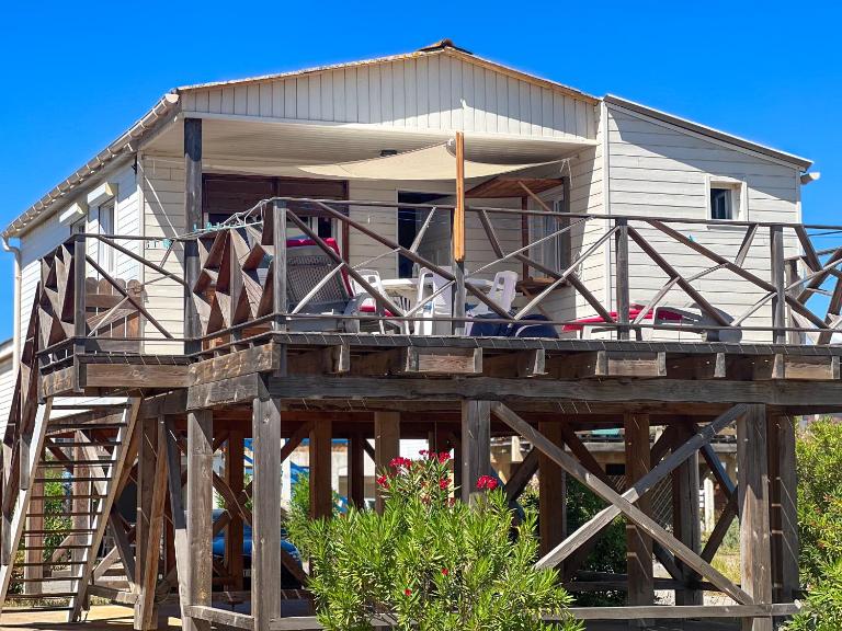 L'authentique chalet en bois sur pilotis - Bed and Breakfast Gruissan