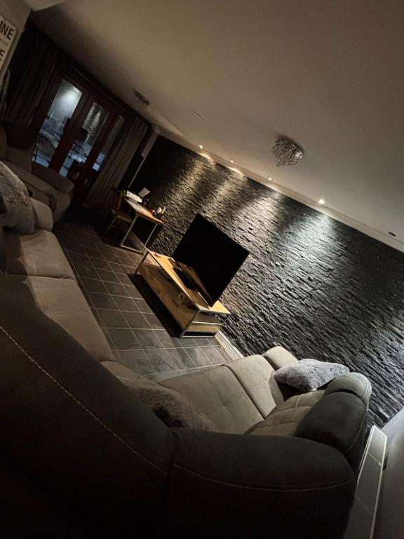 The Moon Stylish Cosy Apartment Near Pontypool - B&B Pontnewynydd