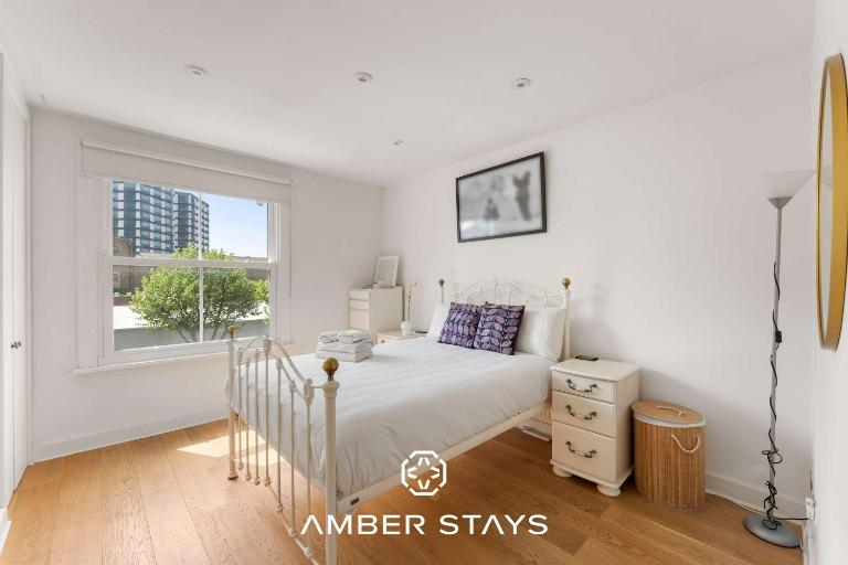 Spacious 2 Bedroom Maisonette in Camden by Amber Stays, Perfect for Long Term Stays, Sleeps 4 - B&B London