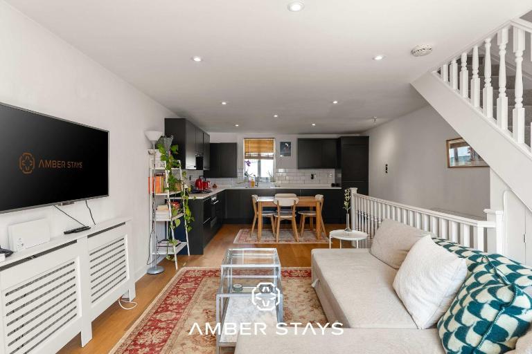 Spacious 2 Bedroom Maisonette in Camden by Amber Stays, Perfect for Long Term Stays, Sleeps 4 - B&B Londra