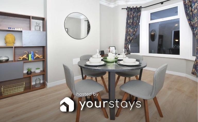 Elm House by YourStays - Lovely home in Cheshire, quiet residential street - B&B Crewe