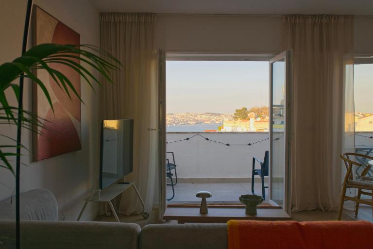 Lisbon View - Workspace with Gigabit WiFi & AC - B&B Almada