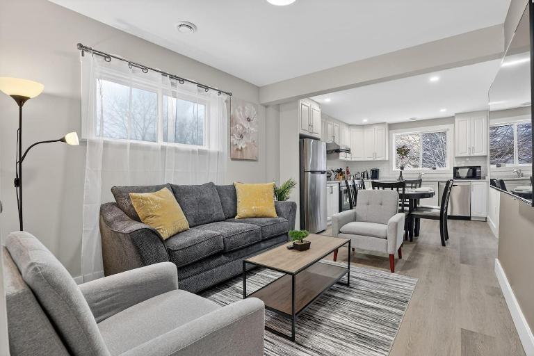 3 BD Suite Walk to Downtown Bonus Room for Work or Kids - B&B Kitchener
