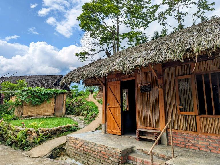 The Happy Happy Bungalow of Happiness! - B&B Laos