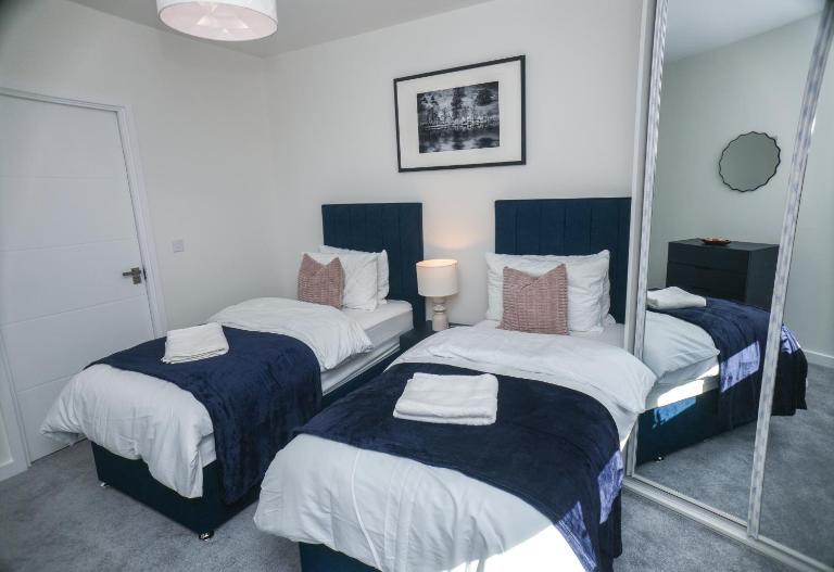 Little Haven Thames view Free Parking Closer to Heathrow - Chambres d'hôtes Staines