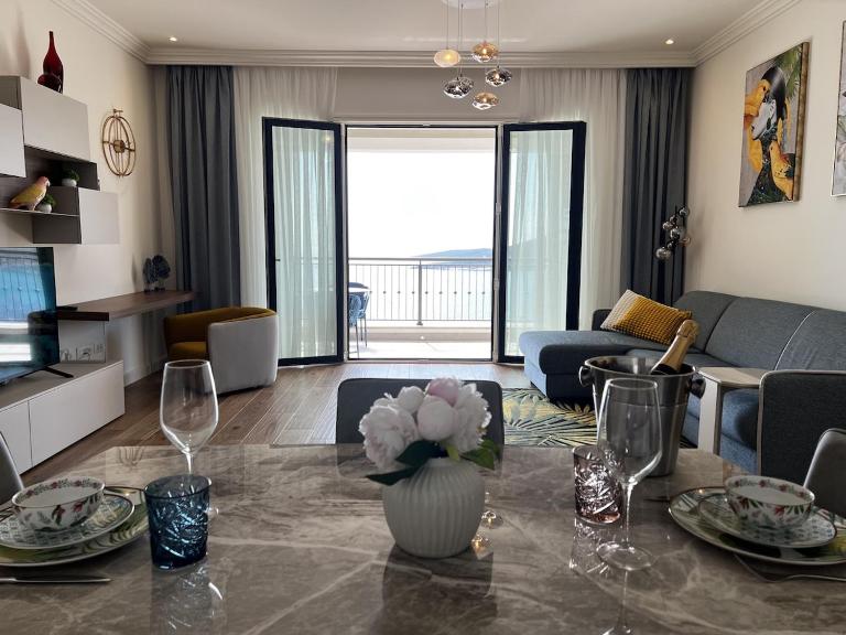 Unique Seaview One Bedroom Apartment - Lustica Bay - Chambres d'hôtes Radovići