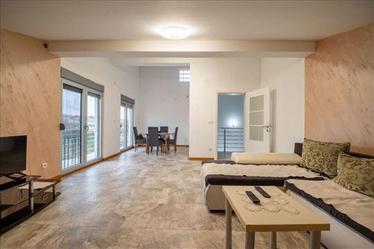 Super Vila - B&B Jajinci