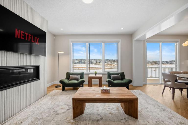 Large Detatched Luxury House with Massage, Poker Table And More - Bed and Breakfast Calgary