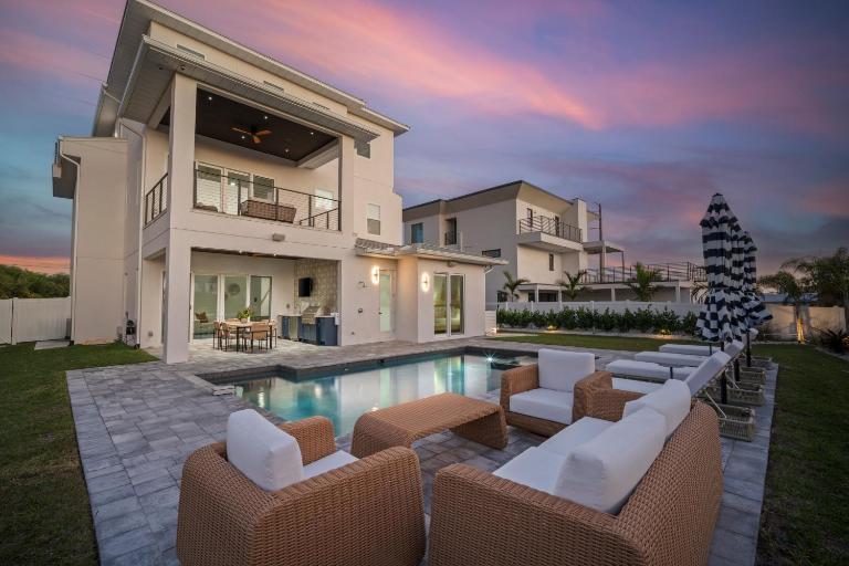 Luxury Cocoa Beach Oceanview Beach House Heated Private Pool, Spa & Beach Access Sleeps 12 - Bed and Breakfast Cocoa Beach
