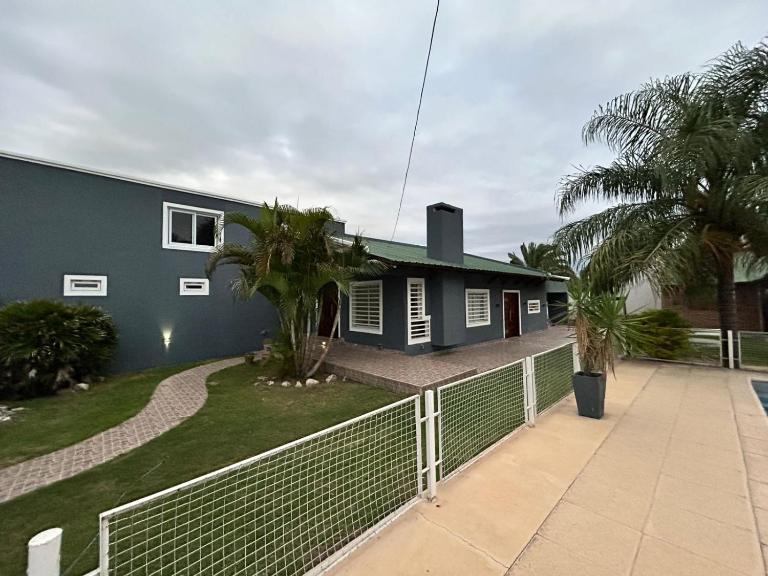Hermosa Casa con Quincho y pileta - B&B La Banda