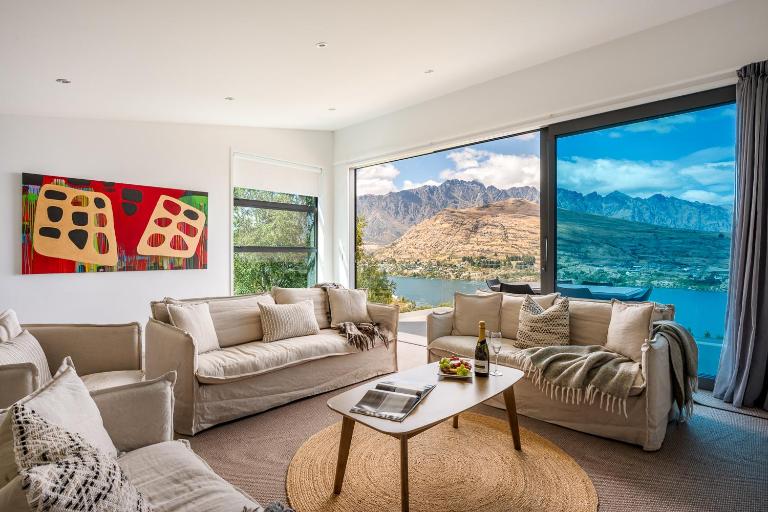 Alpine Edge Villa- AC- Free Parking- Hot Tub- BBQ - B&B Queenstown