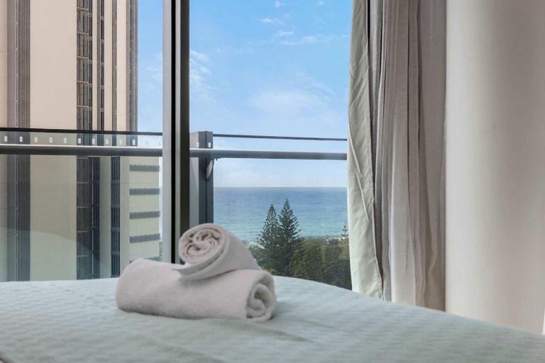 Modern 2BR Apartment with Ocean Views Broadbeach - B&B Gold Coast