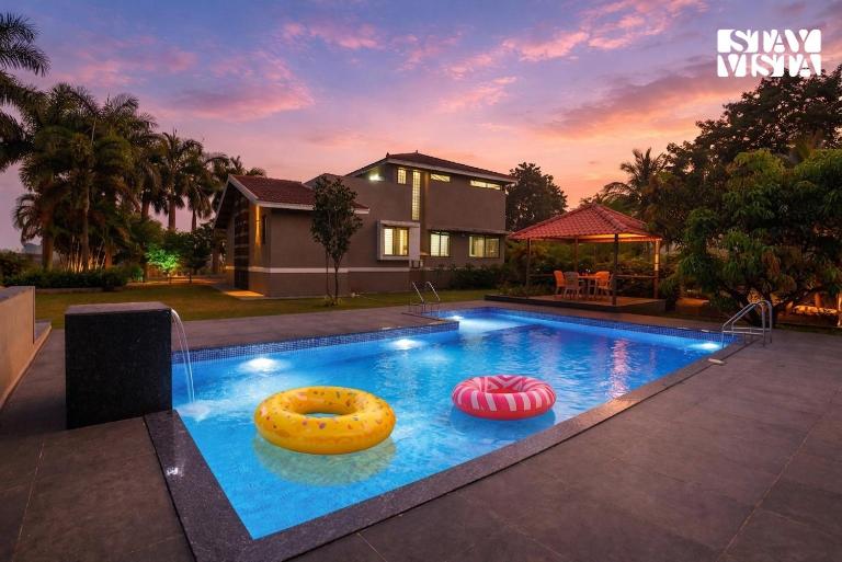 StayVista at Canton Villa with Outdoor Pool, AC, WiFi - Chambres d'hôtes Nashik