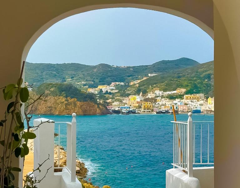 MALUMIERE APARTMENT Lovely and charming retreat in the heart of Ponza Port - B&B Ponza