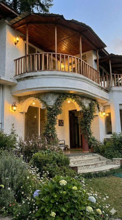 Miraya by ARK, A Mountain Cottage & Artist's Abode - Ferienwohnung Bhimtal