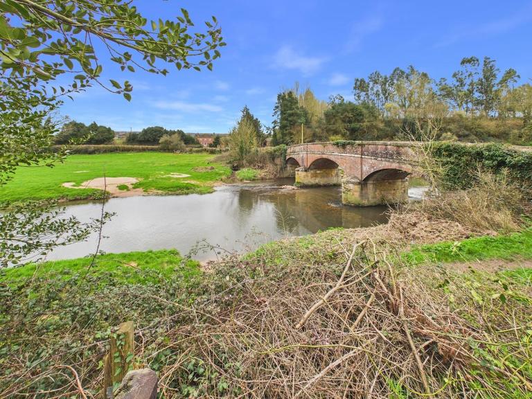 Stunning Converted Crossing House With River Views - B&B Ottery St Mary
